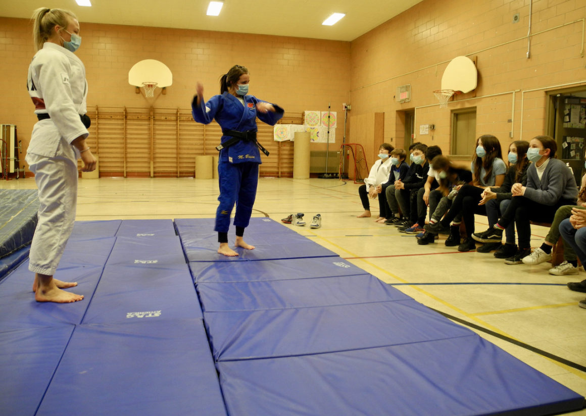 Une championne du monde de judo partage son expérience en classe