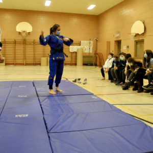 Une championne du monde de judo partage son expérience en classe