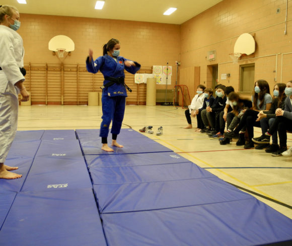 Une championne du monde de judo partage son expérience en classe