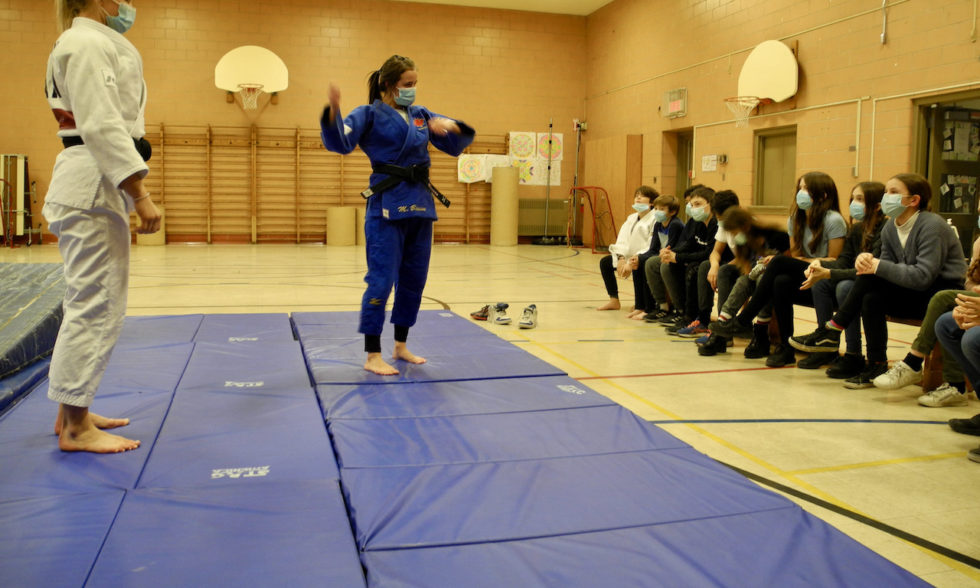 Une championne du monde de judo partage son expérience en classe